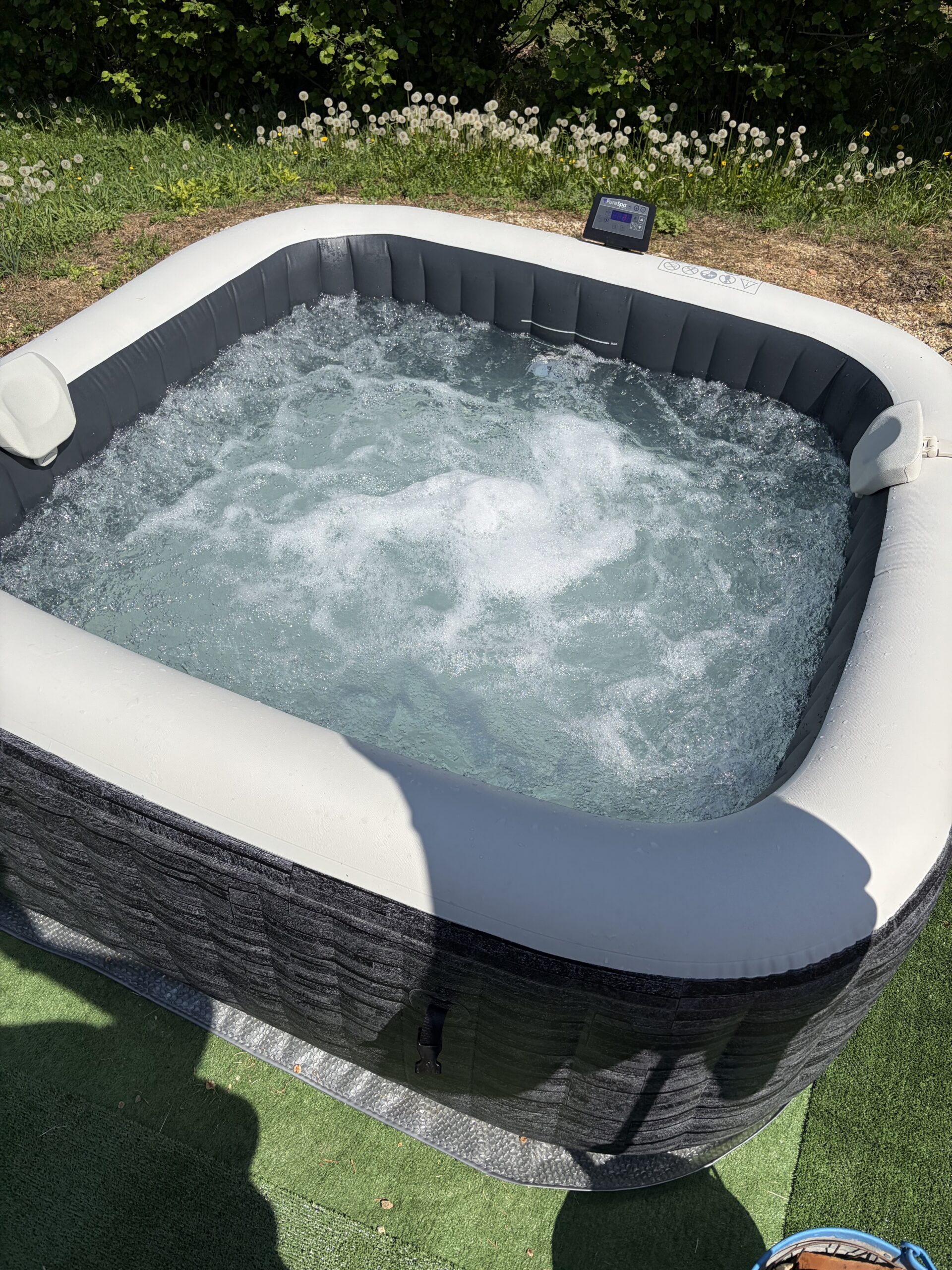 Dettaglio area relax con atmosfera naturale